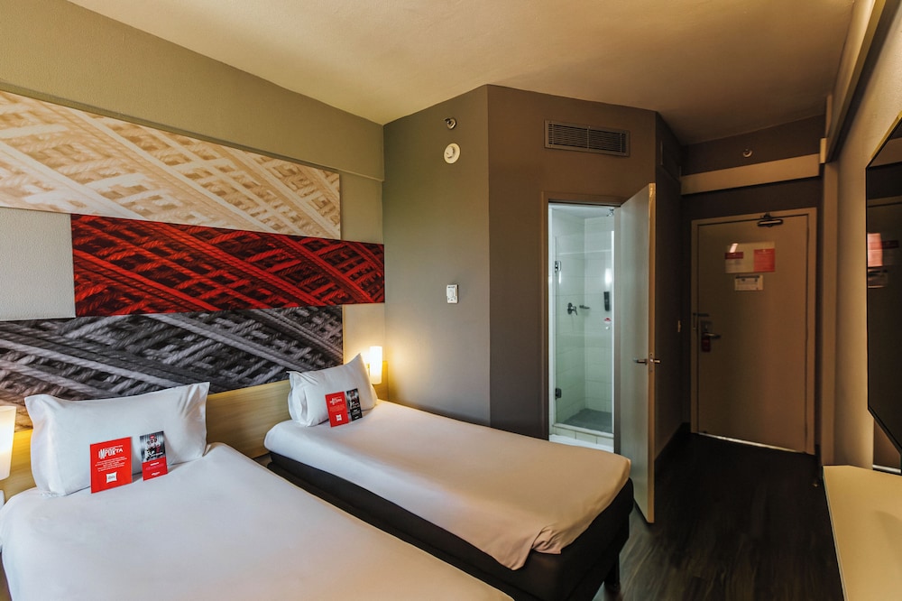 Habitación Standard con 2 camas individuales del hotel Ibis Maringa. Foto 9