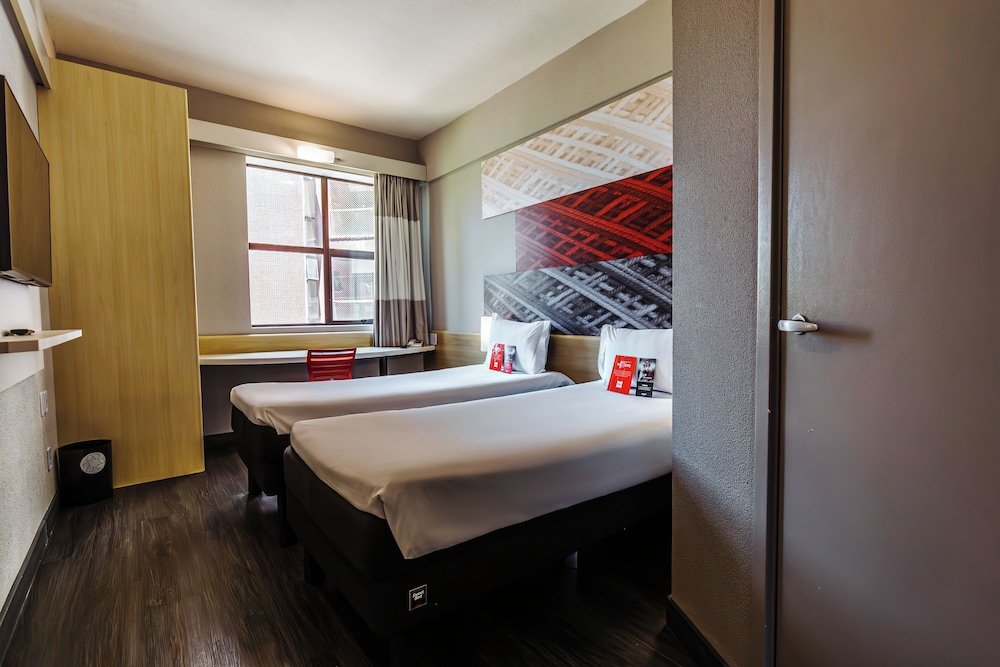 Habitación Standard con 2 camas individuales del hotel Ibis Maringa. Foto 10