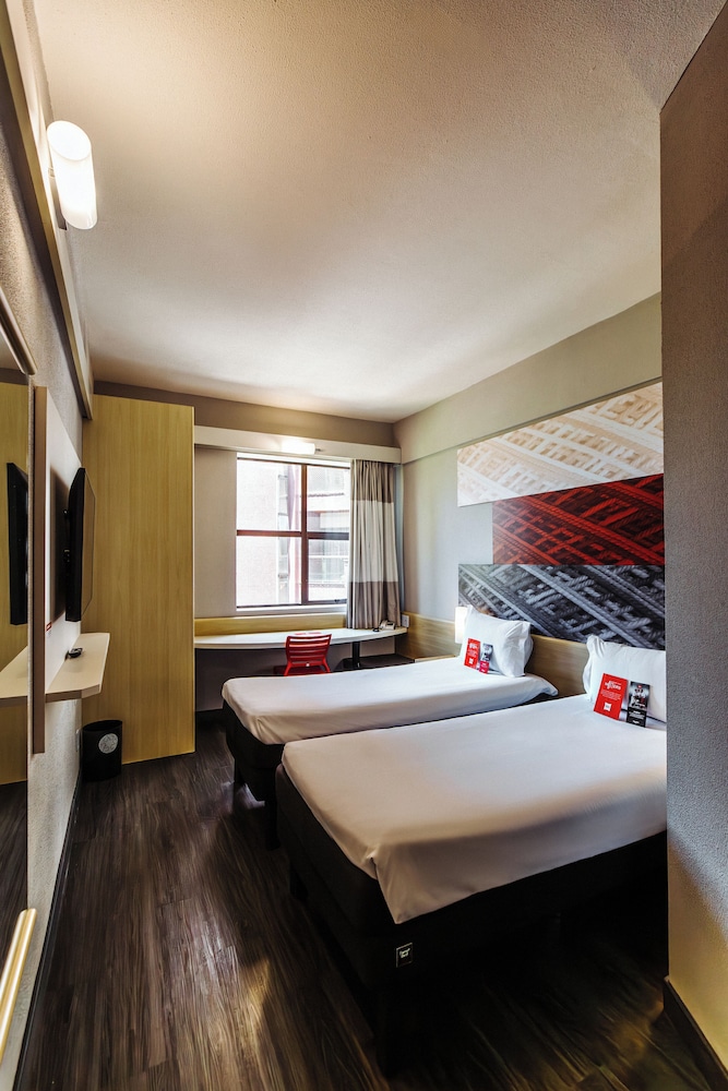 Habitación Standard con 2 camas individuales del hotel Ibis Maringa. Foto 11