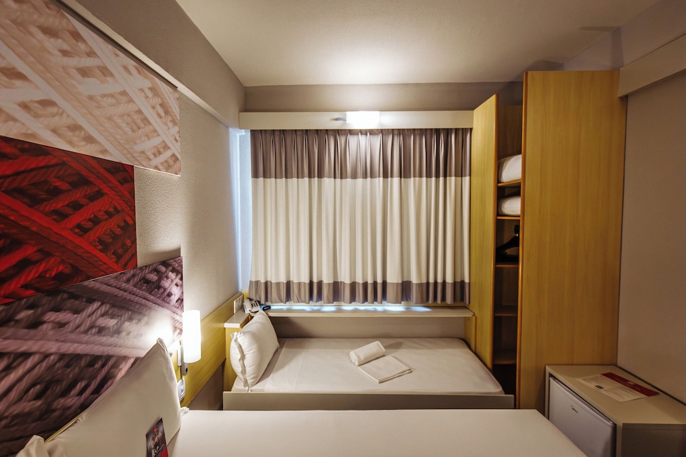 Habitación Standard con una cama doble y una cama supletoria para niño del hotel Ibis Maringa. Foto 13