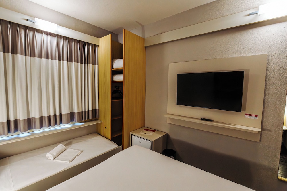 Habitación Standard con una cama doble y una cama supletoria para niño del hotel Ibis Maringa. Foto 14