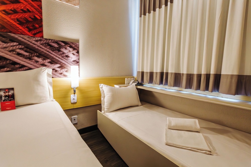 Habitación Standard con una cama doble y una cama supletoria para niño del hotel Ibis Maringa. Foto 15