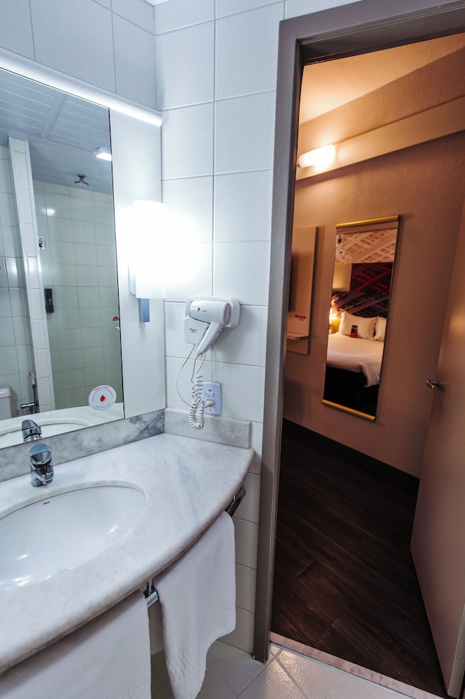 Apartamento familiar con dos camas dobles del hotel Ibis Maringa. Foto 9
