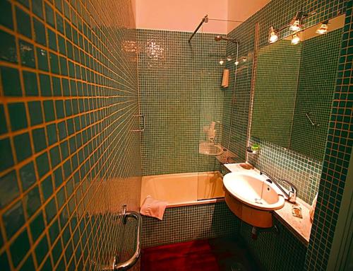 Twin room del hotel Triana. Foto 3