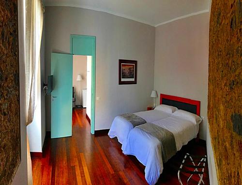 Standard Twin Room with Sofa del hotel Triana. Foto 4
