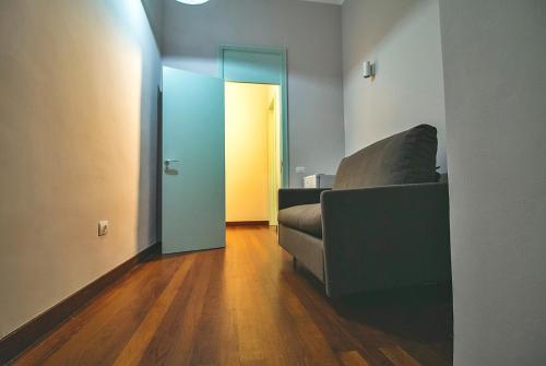 Standard Twin Room with Sofa del hotel Triana. Foto 12