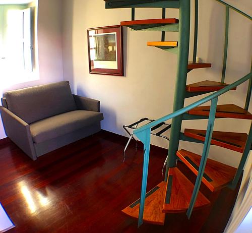 Habitación Doble Estándar con sofá del hotel Triana. Foto 2