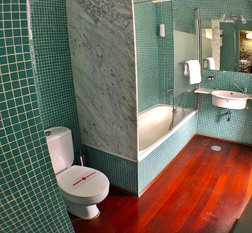 Habitación Doble Estándar con sofá del hotel Triana. Foto 8