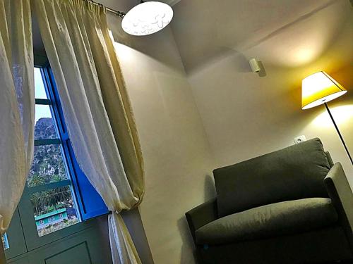 Habitación Doble Estándar con sofá del hotel Triana. Foto 5