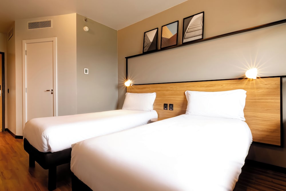 Habitación, 2 camas individuales del hotel Ibis Porto Alegre Aeroporto. Foto 1