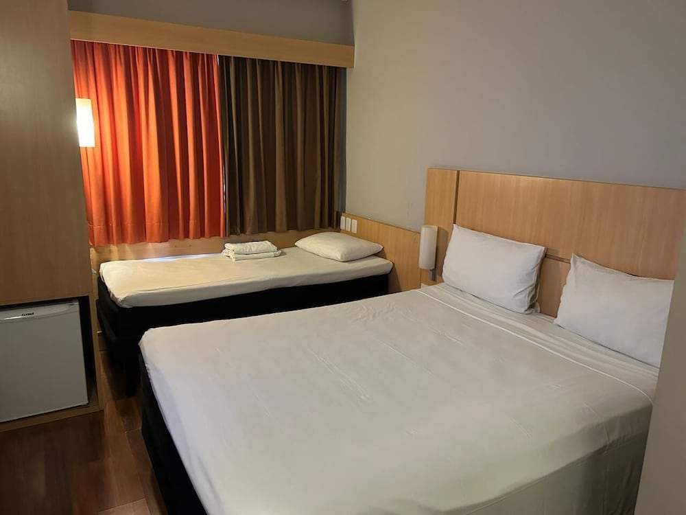 Habitacion Standard con 1 cama doble y 1 cama individual del hotel Ibis Recife Boa Viagem. Foto 1