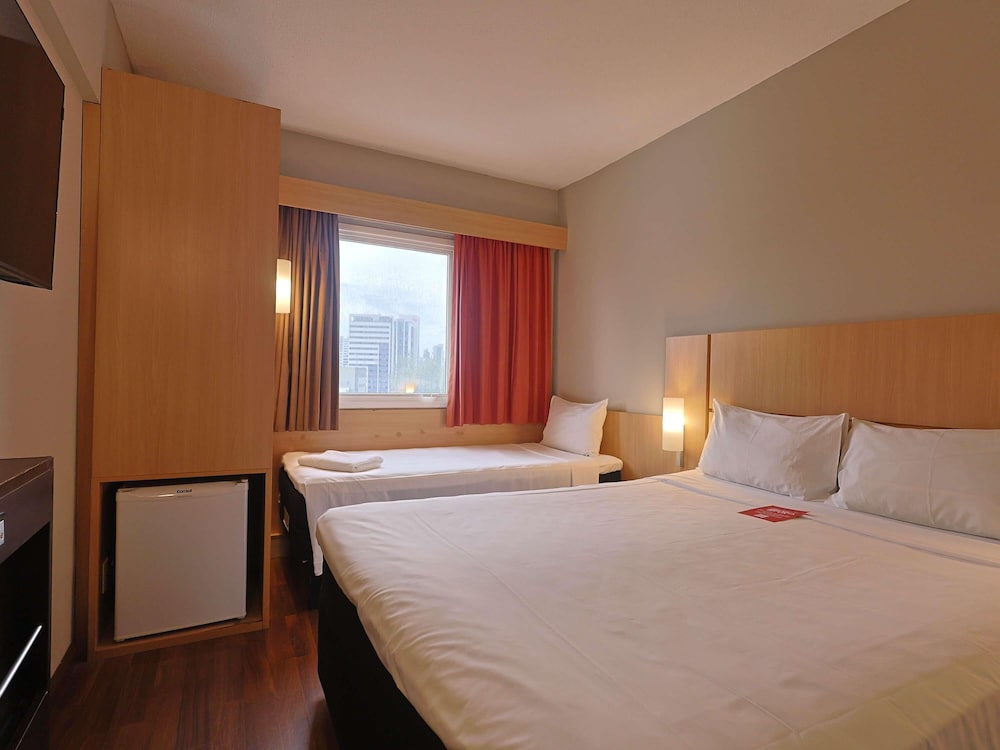 Habitacion Standard con 1 cama doble y 1 cama individual del hotel Ibis Recife Boa Viagem. Foto 5