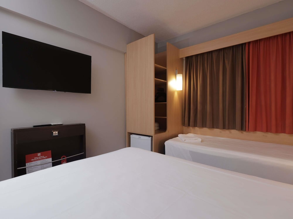 Habitacion Standard con 1 cama doble y 1 cama individual del hotel Ibis Recife Boa Viagem. Foto 7