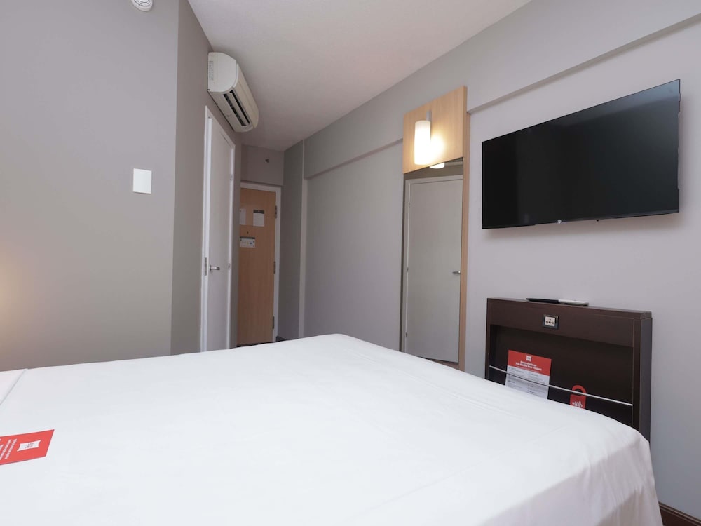 Habitacion Standard con 1 cama doble y 1 cama individual del hotel Ibis Recife Boa Viagem. Foto 8