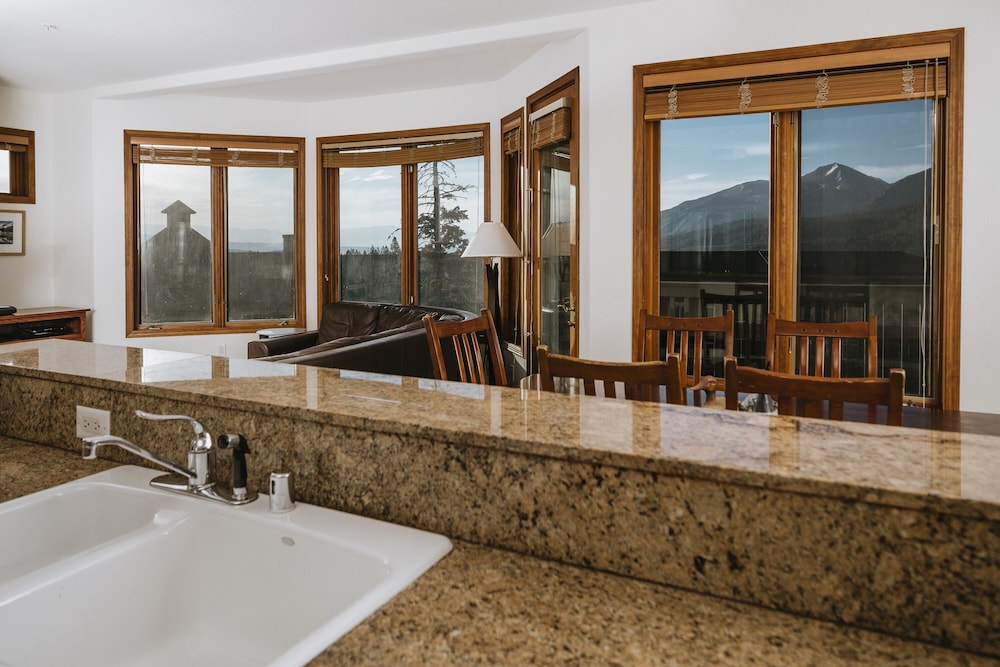 Casa adosada, 3 habitaciones (Three Bedroom Townhome) del hotel Juniper Springs Resort. Foto 3