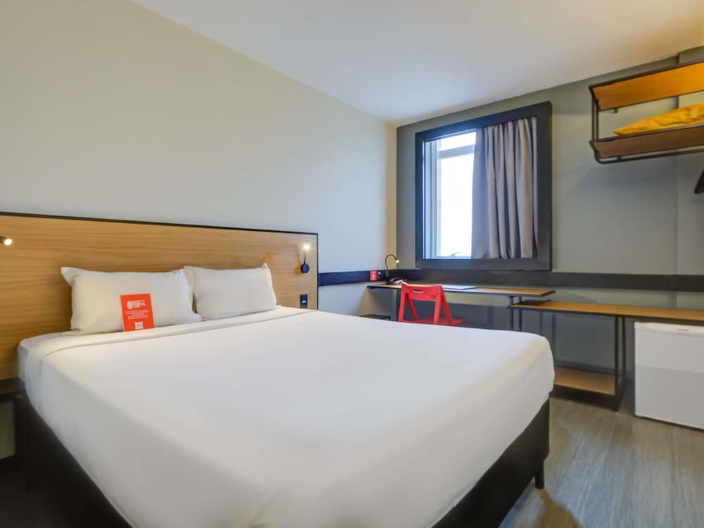Habitación Standard con una cama doble y una cama individual para niños del hotel Ibis Rio De Janeiro Barra Da Tijuca. Foto 1