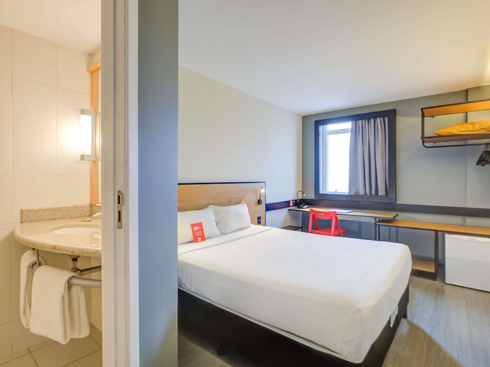 Habitación Standard con una cama doble y una cama individual para niños del hotel Ibis Rio De Janeiro Barra Da Tijuca. Foto 2