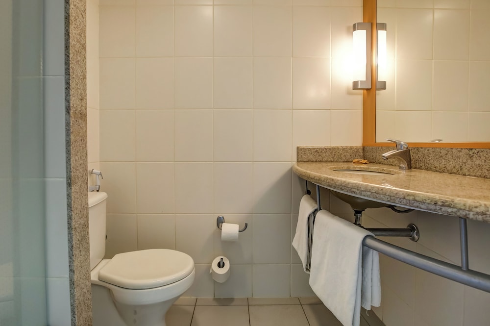 Habitación Standard con una cama doble y una cama individual para niños del hotel Ibis Rio De Janeiro Barra Da Tijuca. Foto 7