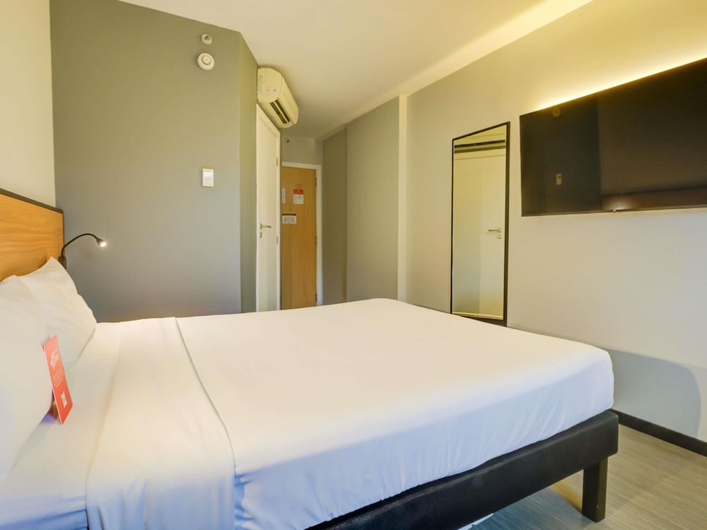Habitación Standard con una cama doble y vistas al mar del hotel Ibis Rio De Janeiro Barra Da Tijuca. Foto 10