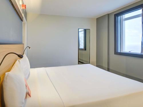 HABITACIÓN STANDARD ADAPTADA CON 1 CAMA DOBLE del hotel Ibis Rio De Janeiro Barra Da Tijuca. Foto 6
