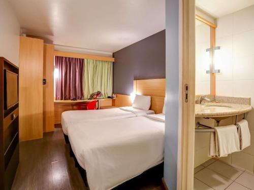 HABITACIÓN STANDARD ADAPTADA CON 1 CAMA DOBLE del hotel Ibis Rio De Janeiro Barra Da Tijuca. Foto 11