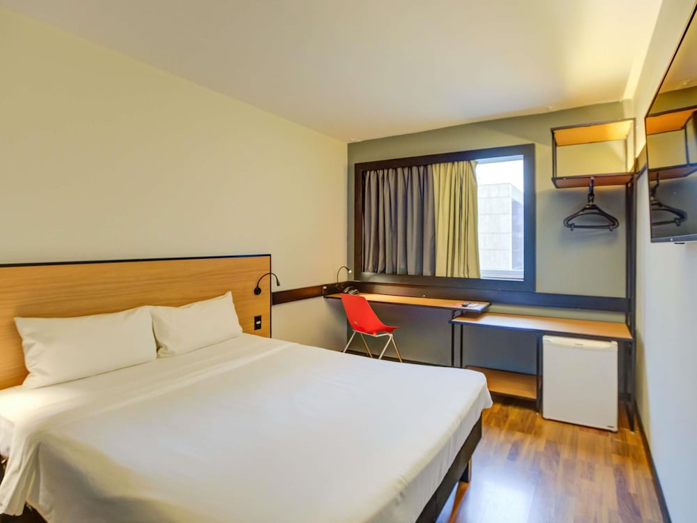Habitación Standard con una cama doble del hotel Ibis Rio De Janeiro Barra Da Tijuca. Foto 8