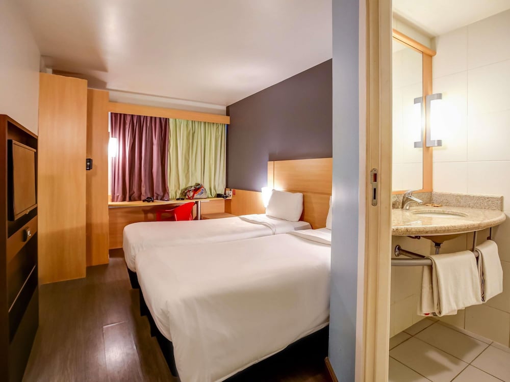 Habitación estándar con 2 camas simples del hotel Ibis Rio De Janeiro Barra Da Tijuca. Foto 4