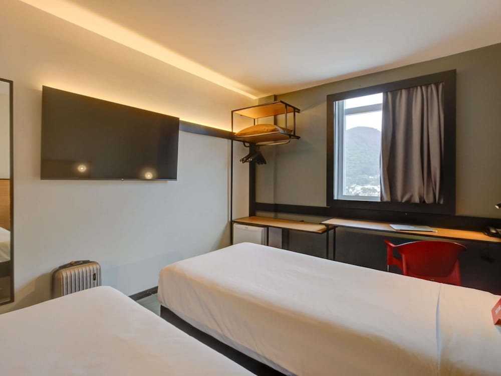 Habitación estándar con 2 camas simples del hotel Ibis Rio De Janeiro Barra Da Tijuca. Foto 12