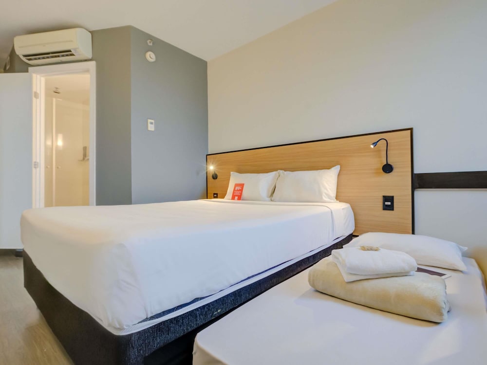 Habitación Standard con una cama doble y una cama individual para niños del hotel Ibis Rio De Janeiro Barra Da Tijuca. Foto 8