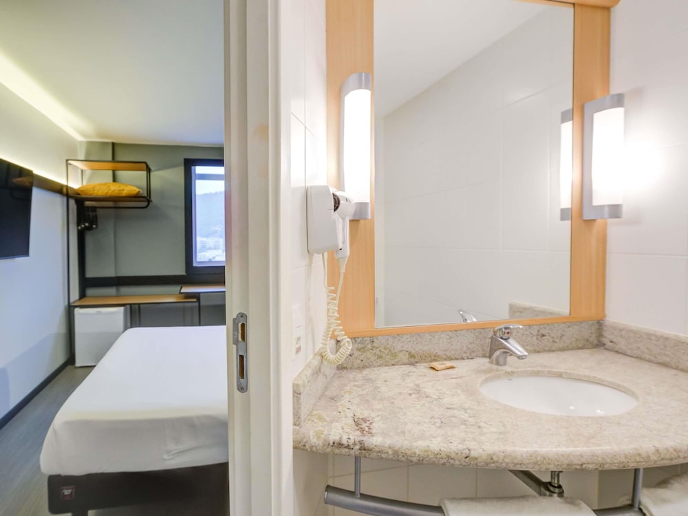 Habitación Standard con una cama doble y una cama individual para niños del hotel Ibis Rio De Janeiro Barra Da Tijuca. Foto 10