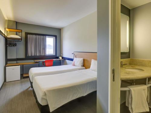 Apartamento Estándar con 2 camas individuales del hotel ibis Rio de Janeiro Nova America. Foto 1