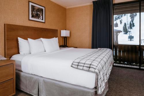 Habitación con cama extragrande. del hotel Mammoth Mountain Inn. Foto 4