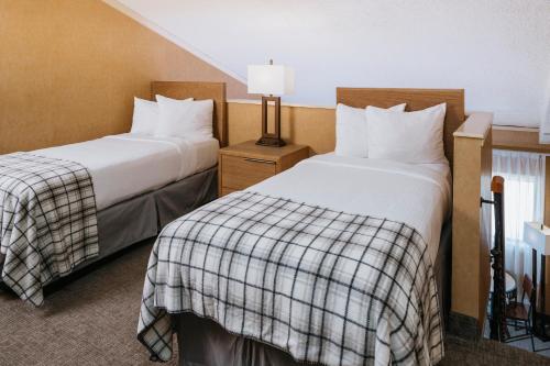 Habitación con cama doble extra grande del hotel Mammoth Mountain Inn