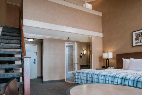 Habitación con cama doble extra grande del hotel Mammoth Mountain Inn. Foto 1