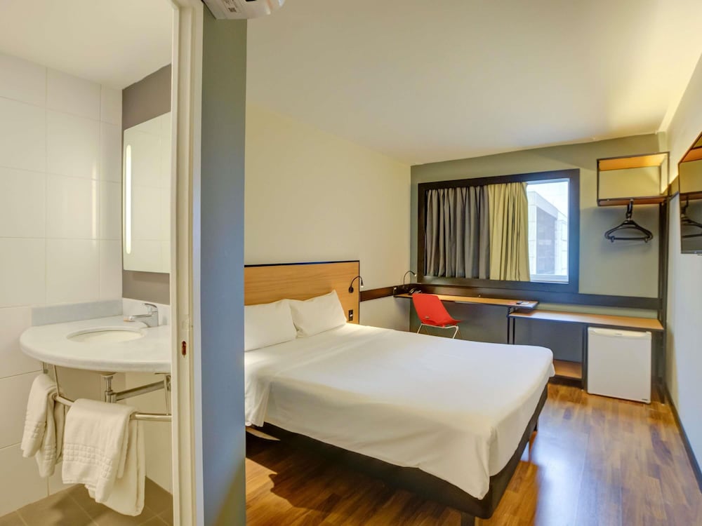 Habitacion Standard con 1 cama doble del hotel Ibis Rio De Janeiro Santos Dumont. Foto 4