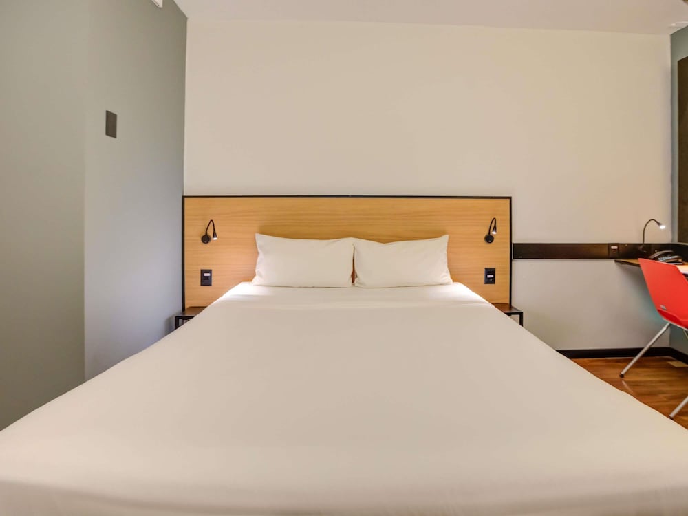 Habitacion Standard con 1 cama doble del hotel Ibis Rio De Janeiro Santos Dumont. Foto 7