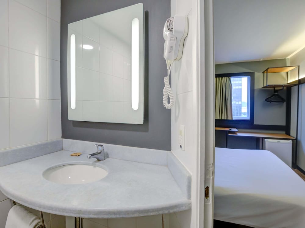 Habitacion Standard con 1 cama doble del hotel Ibis Rio De Janeiro Santos Dumont. Foto 12