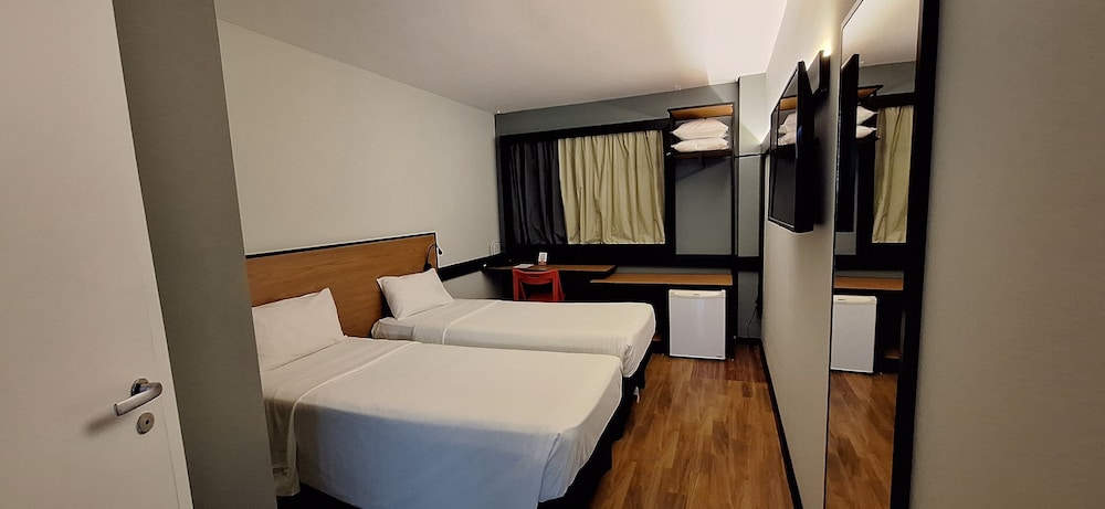 Habitación Standard con 2 camas individuales del hotel Ibis Rio De Janeiro Santos Dumont. Foto 1