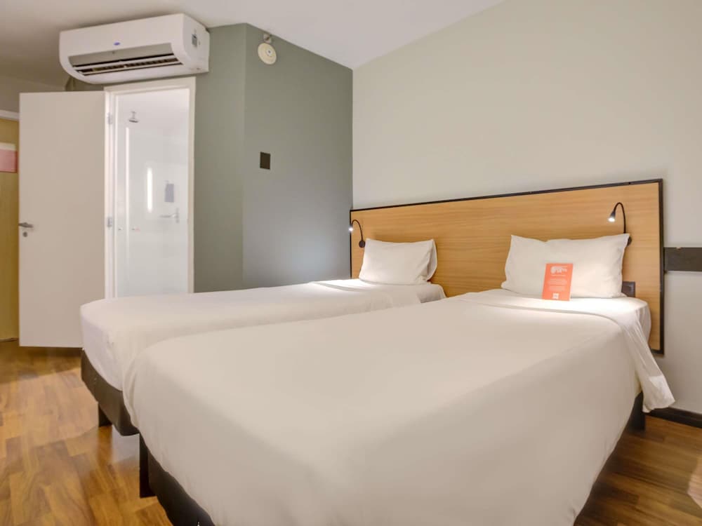 Habitación Standard con 2 camas individuales del hotel Ibis Rio De Janeiro Santos Dumont. Foto 5