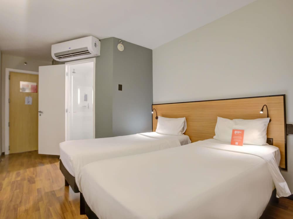 Habitación Standard con 2 camas individuales del hotel Ibis Rio De Janeiro Santos Dumont. Foto 9