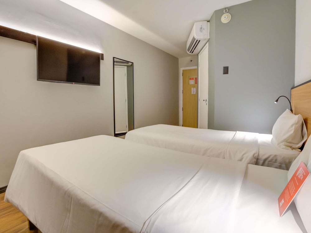 Habitación Standard con 2 camas individuales del hotel Ibis Rio De Janeiro Santos Dumont. Foto 10
