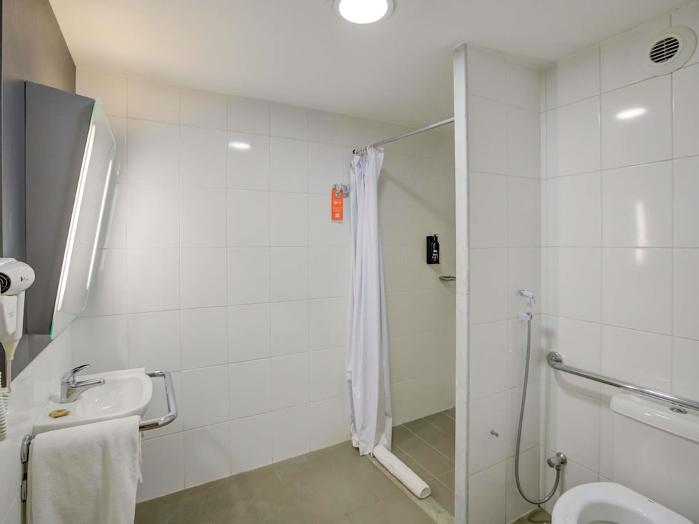 Habitación Standard adaptada con una cama doble del hotel Ibis Rio De Janeiro Santos Dumont. Foto 3