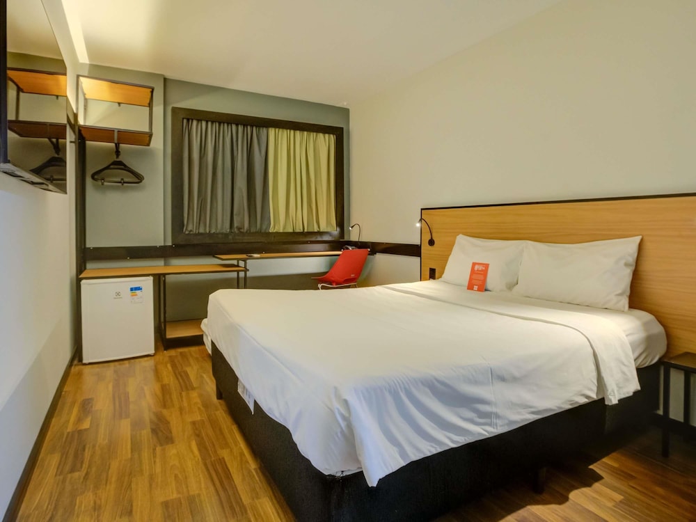 Habitación modificable con una cama doble y una cama individual supletoria para niños del hotel Ibis Rio De Janeiro Santos Dumont
