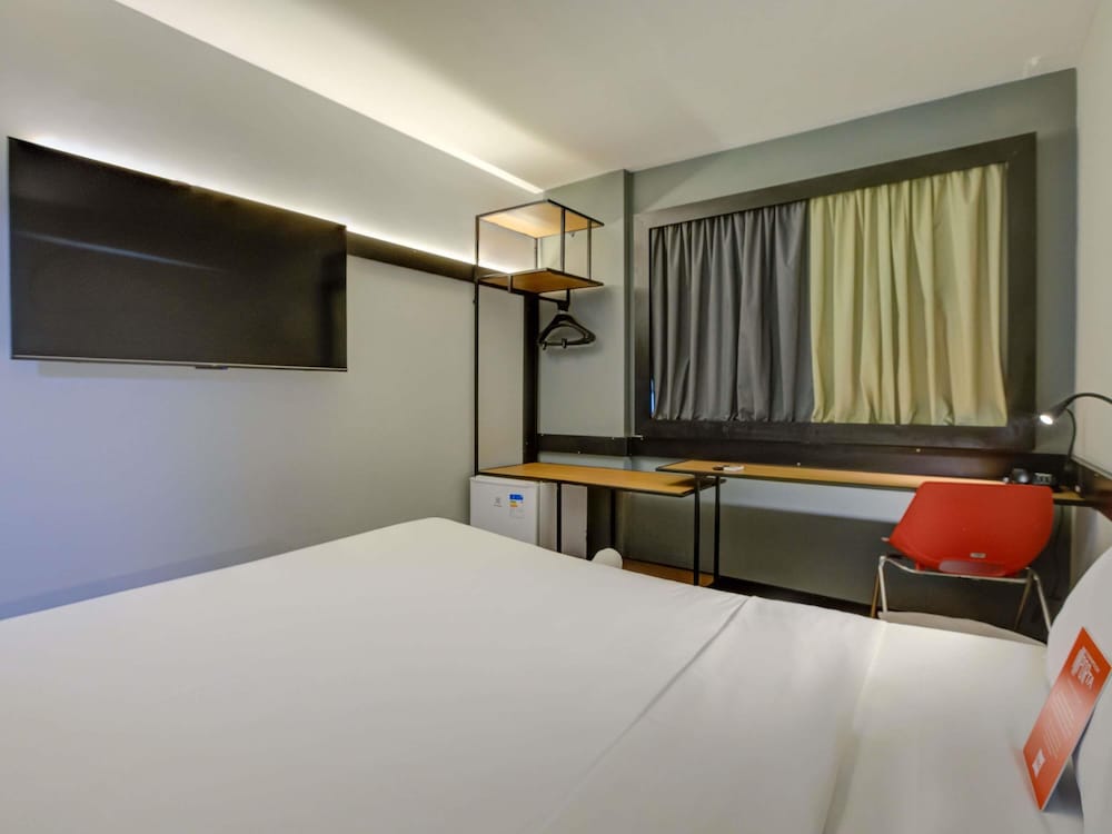 Habitación modificable con una cama doble y una cama individual supletoria para niños del hotel Ibis Rio De Janeiro Santos Dumont. Foto 1