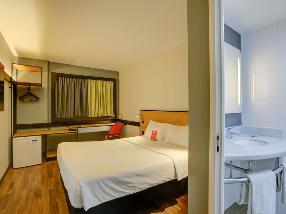Habitación modificable con una cama doble y una cama individual supletoria para niños del hotel Ibis Rio De Janeiro Santos Dumont. Foto 2