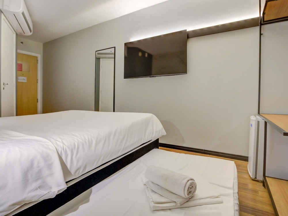 Habitación modificable con una cama doble y una cama individual supletoria para niños del hotel Ibis Rio De Janeiro Santos Dumont. Foto 3