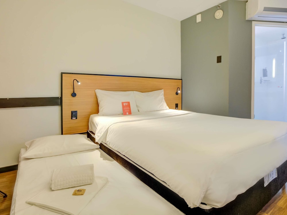 Habitación modificable con una cama doble y una cama individual supletoria para niños del hotel Ibis Rio De Janeiro Santos Dumont. Foto 4