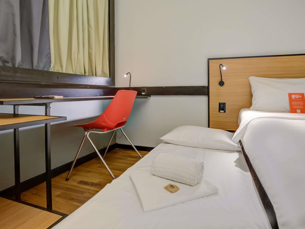 Habitación modificable con una cama doble y una cama individual supletoria para niños del hotel Ibis Rio De Janeiro Santos Dumont. Foto 5