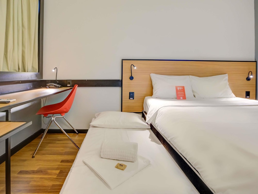 Habitación modificable con una cama doble y una cama individual supletoria para niños del hotel Ibis Rio De Janeiro Santos Dumont. Foto 6