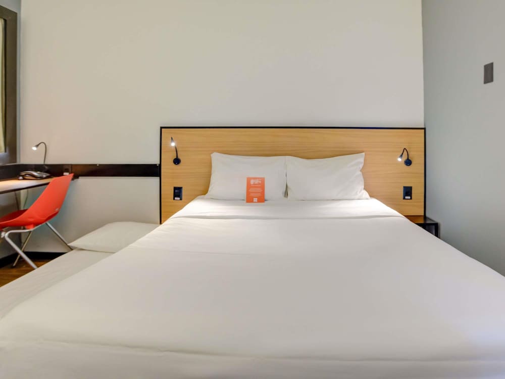 Habitación modificable con una cama doble y una cama individual supletoria para niños del hotel Ibis Rio De Janeiro Santos Dumont. Foto 7